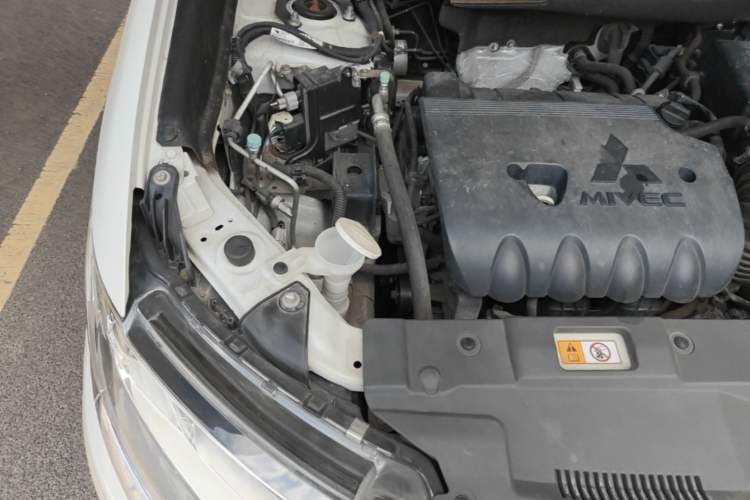 Used Mitsubishi Outlander 2016 2.4L 4x4 Luxury Edition 7-Seater Engine Bay Right