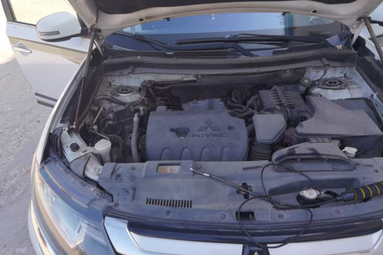 Used Mitsubishi Outlander 2016 2.4L 4x4 Luxury Edition 7-Seater Engine Bay Right