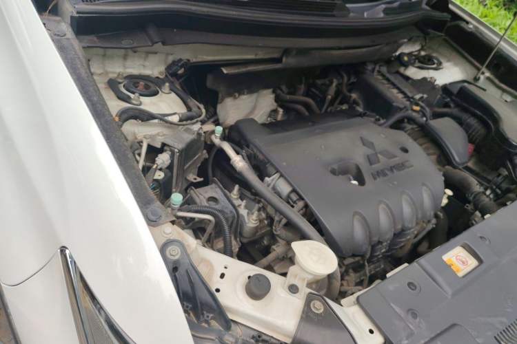 Used Mitsubishi Outlander 2016 2.4L 4x4 Elite Edition 5 Seats Engine Bay Right