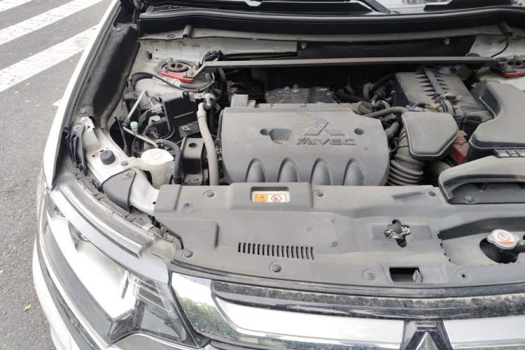 Used Mitsubishi Outlander 2016 2.4L 4x4 Elite Edition 5 Seats Engine Bay Right