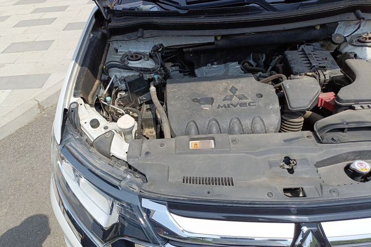Used Mitsubishi Outlander 2016 2.4L 4x4 Elite Edition 5 Seats Engine Bay Right