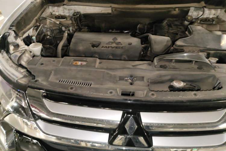 Used Mitsubishi Outlander 2016 2.4L 4x4 Luxury Edition 7-Seater Engine Bay Right