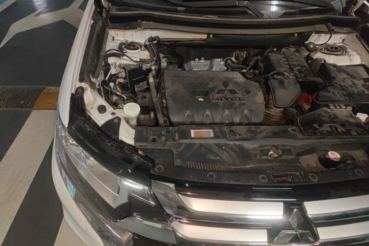 Used Mitsubishi Outlander 2016 2.4L 4x4 Elite Edition 7-Seater Engine Bay Right