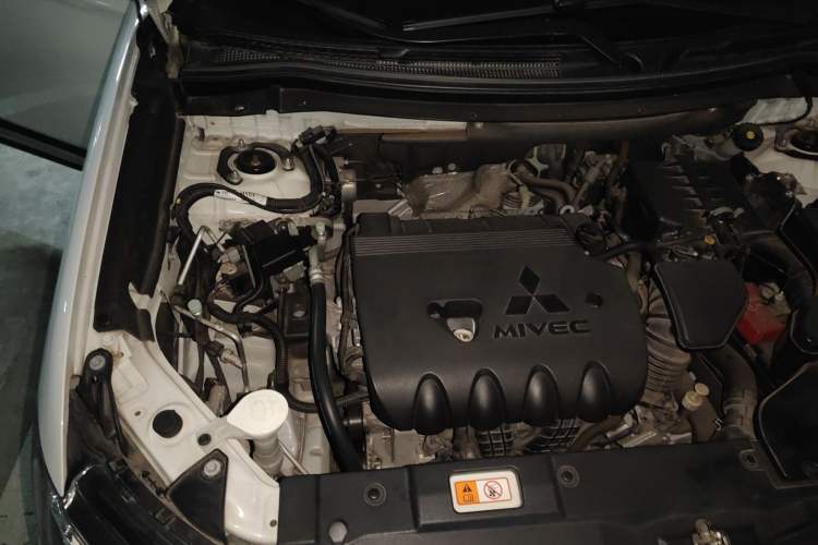 Used Mitsubishi Outlander 2016 2.4L 4x4 Elite Edition 7-Seater Engine Bay Right