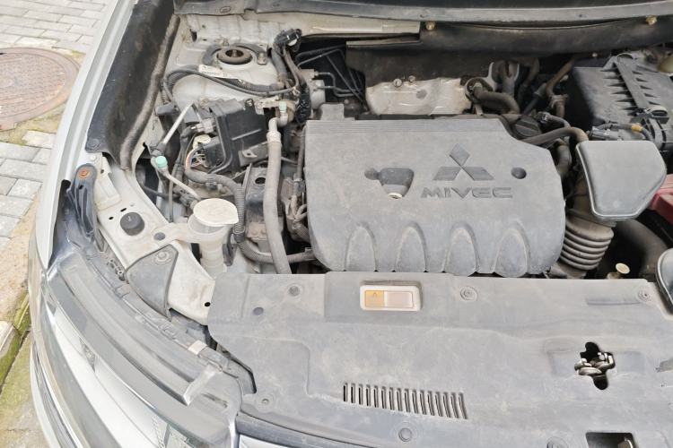 Used Mitsubishi Outlander 2016 2.4L 4x4 Luxury Edition 7-Seater Engine Bay Right