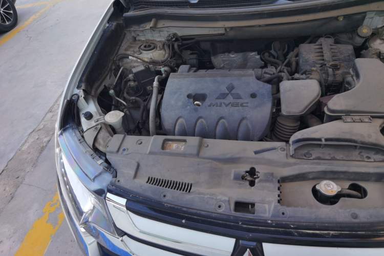 Used Mitsubishi Outlander 2016 2.4L 4x4 Elite Edition 5 Seats Engine Bay Right