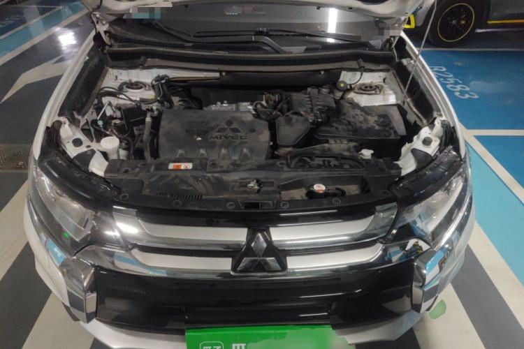 Used Mitsubishi Outlander 2016 2.4L 4x4 Elite Edition 7-Seater Engine Bay