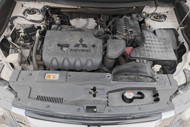 Used Mitsubishi Outlander 2016 2.4L 4x4 Luxury Edition 7-Seater Engine Bay