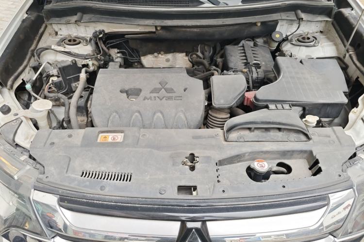 Used Mitsubishi Outlander 2016 2.4L 4x4 Luxury Edition 7-Seater Engine Bay