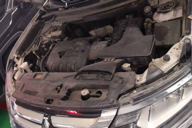 Used Mitsubishi Outlander 2016 2.4L 4x4 Elite Edition 7-Seater Engine Bay
