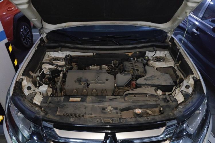 Used Mitsubishi Outlander 2016 2.4L 4x4 Elite Edition 5 Seats Engine Bay