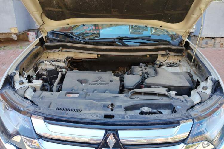 Used Mitsubishi Outlander 2016 2.4L 4x4 Elite Edition 5 Seats Engine Bay