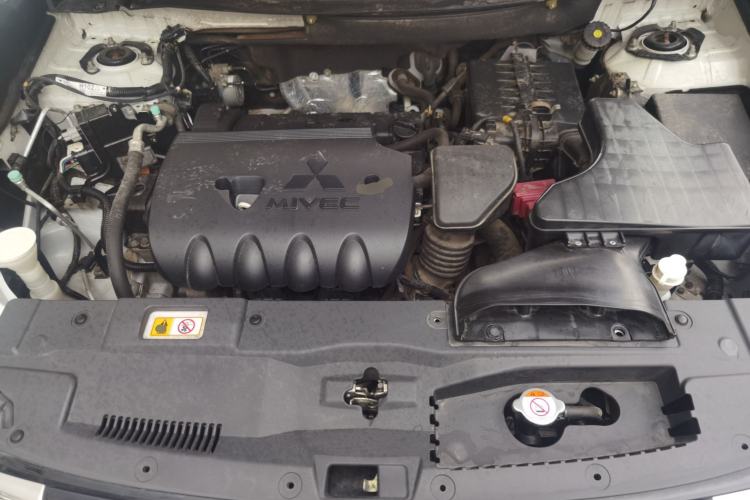 Used Mitsubishi Outlander 2016 2.4L 4x4 Luxury Edition 7-Seater Engine Bay