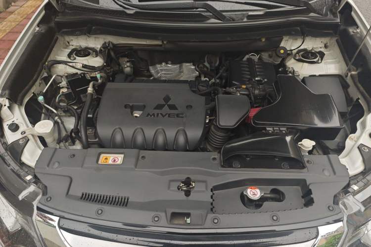 Used Mitsubishi Outlander 2016 2.4L 4x4 Elite Edition 5 Seats Engine Bay
