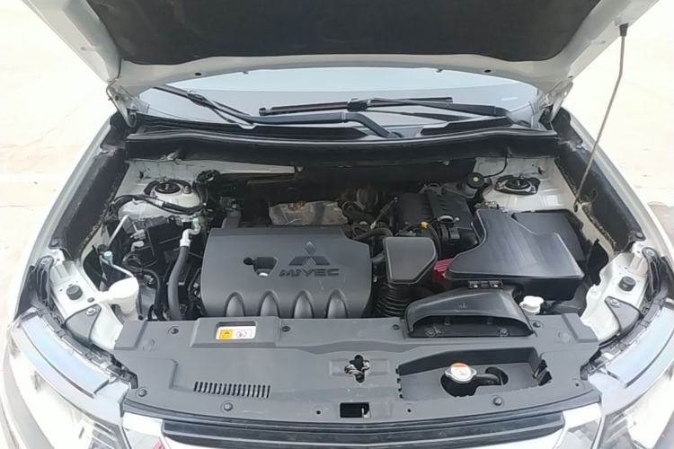 Used Mitsubishi Outlander 2016 2.4L 4x4 Elite Edition 5 Seats Engine Bay