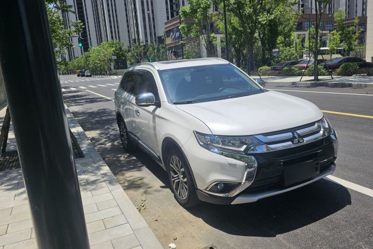 Used Mitsubishi Outlander 2016 2.4L 4x4 Elite Edition 7-Seater Exterior 1
