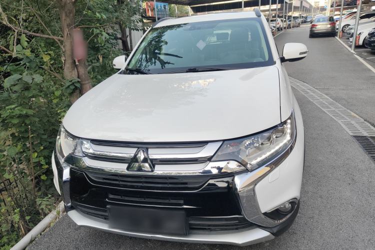 Used Mitsubishi Outlander 2016 2.4L 4x4 Luxury Edition 7-Seater Exterior 1