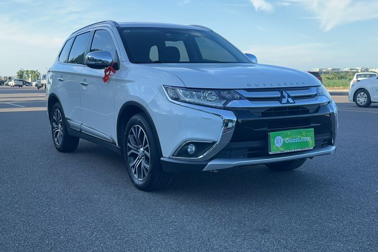 Used Mitsubishi Outlander 2016 2.4L 4x4 Elite Edition 7-Seater Exterior 1