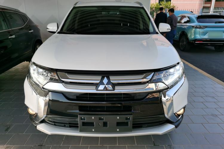 Used Mitsubishi Outlander 2016 2.4L 4x4 Elite Edition 7-Seater Exterior 1