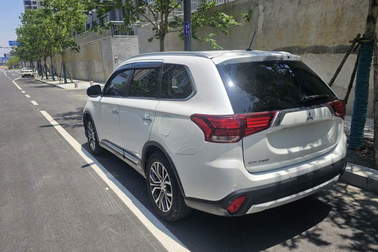 Used Mitsubishi Outlander 2016 2.4L 4x4 Elite Edition 7-Seater Exterior 2