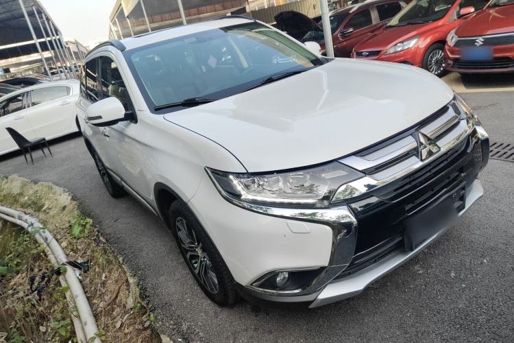 Used Mitsubishi Outlander 2016 2.4L 4x4 Luxury Edition 7-Seater Exterior 2