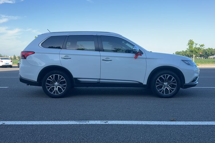 Used Mitsubishi Outlander 2016 2.4L 4x4 Elite Edition 7-Seater Exterior 2