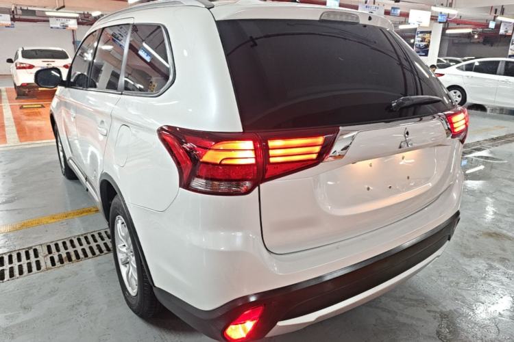 Used Mitsubishi Outlander 2016 2.0L Two-Wheel Drive Value Edition 5 Seats Exterior 2