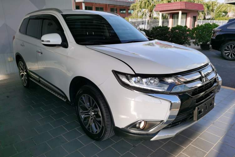 Used Mitsubishi Outlander 2016 2.4L 4x4 Elite Edition 7-Seater Exterior 2