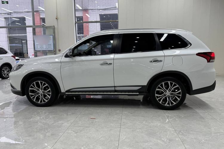 Used Mitsubishi Outlander 2016 2.4L 4x4 Elite Edition 7-Seater Exterior 2