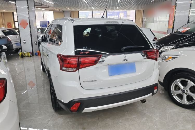 Used Mitsubishi Outlander 2016 2.4L 4x4 Elite Edition 7-Seater Exterior 2