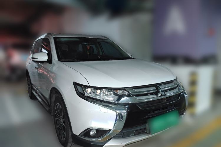 Used Mitsubishi Outlander 2016 2.4L 4x4 Luxury Edition 7-Seater Exterior 2
