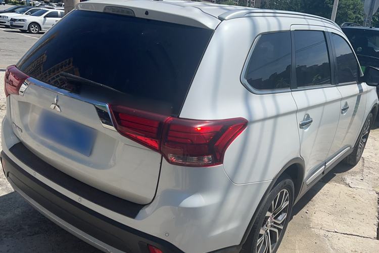 Used Mitsubishi Outlander 2016 2.4L 4x4 Elite Edition 5 Seats Exterior 3