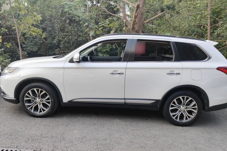 Used Mitsubishi Outlander 2016 2.4L 4x4 Luxury Edition 7-Seater Exterior 3