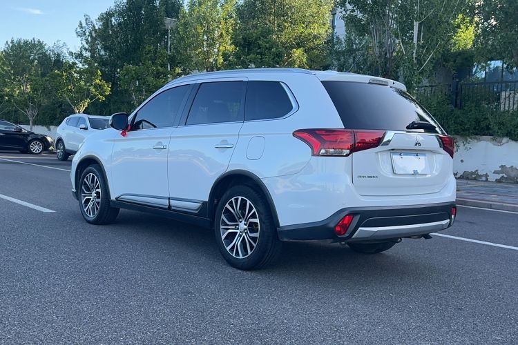 Used Mitsubishi Outlander 2016 2.4L 4x4 Elite Edition 7-Seater Exterior 3