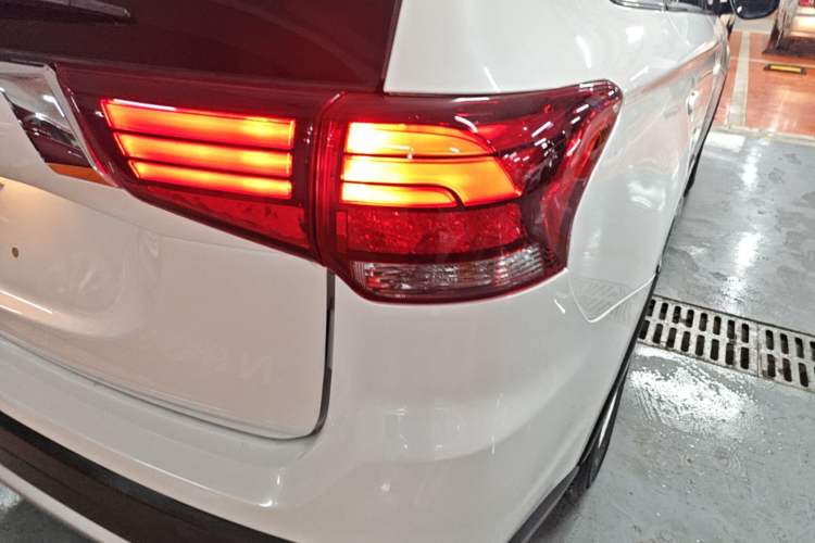 Used Mitsubishi Outlander 2016 2.0L Two-Wheel Drive Value Edition 5 Seats Exterior 3
