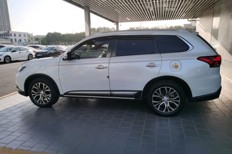 Used Mitsubishi Outlander 2016 2.4L 4x4 Elite Edition 7-Seater Exterior 3