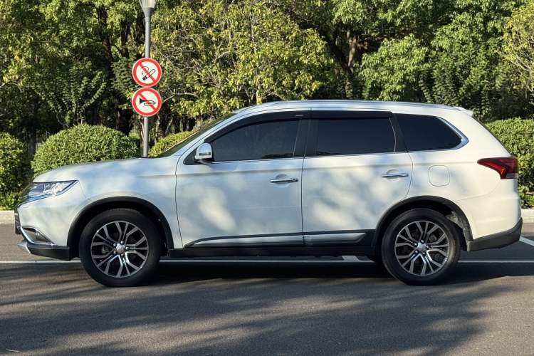 Used Mitsubishi Outlander 2016 2.4L 4x4 Elite Edition 5 Seats Exterior 3