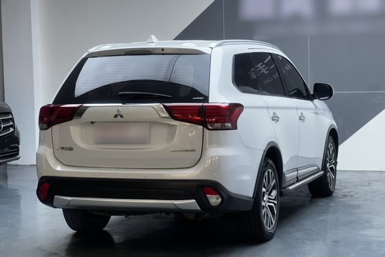 Used Mitsubishi Outlander 2016 2.4L 4x4 Elite Edition 5 Seats Exterior 3