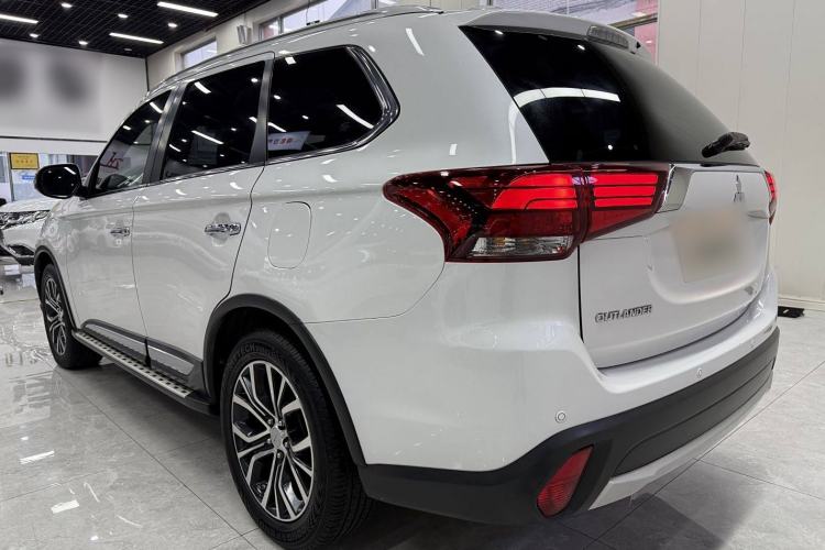 Used Mitsubishi Outlander 2016 2.4L 4x4 Elite Edition 7-Seater Exterior 3