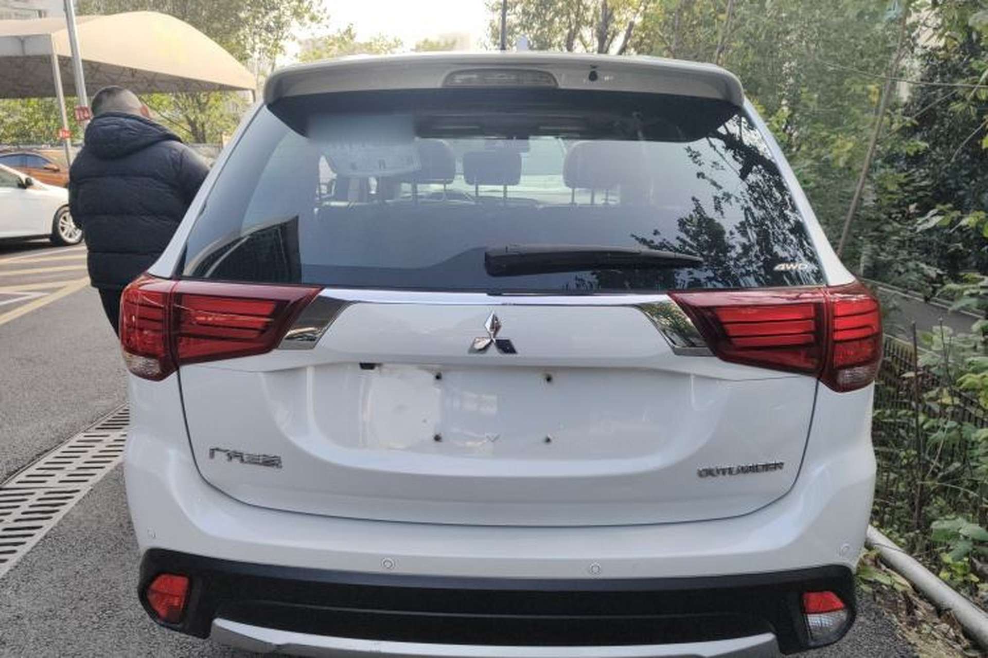 Used Mitsubishi Outlander 2016 2.4L 4x4 Luxury Edition 7-Seater Exterior 4