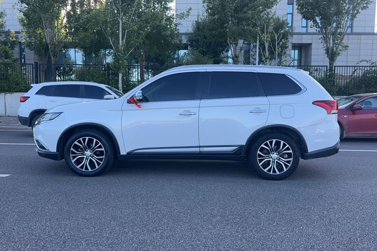 Used Mitsubishi Outlander 2016 2.4L 4x4 Elite Edition 7-Seater Exterior 4