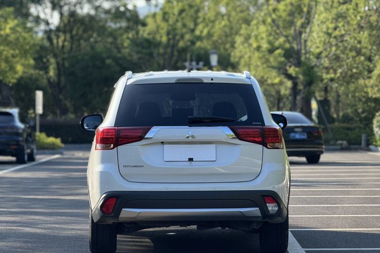 Used Mitsubishi Outlander 2016 2.4L 4x4 Elite Edition 5 Seats Exterior 4