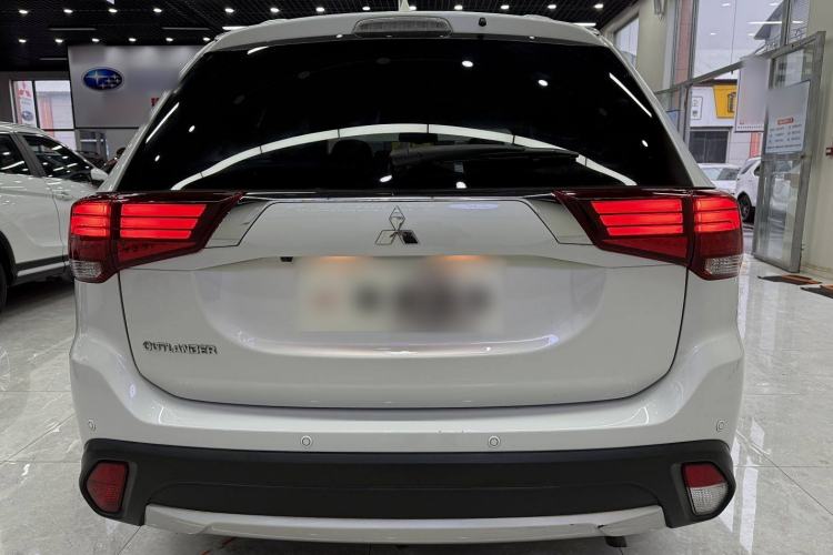 Used Mitsubishi Outlander 2016 2.4L 4x4 Elite Edition 7-Seater Exterior 4