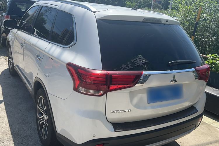 Used Mitsubishi Outlander 2016 2.4L 4x4 Elite Edition 5 Seats Exterior 5