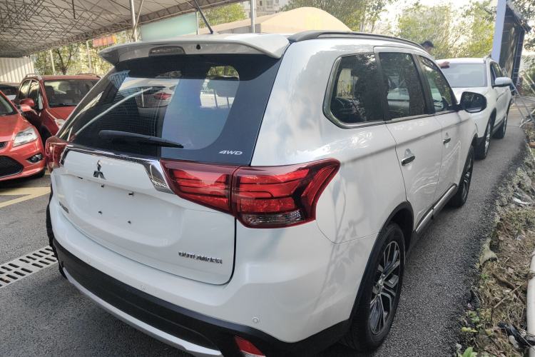 Used Mitsubishi Outlander 2016 2.4L 4x4 Luxury Edition 7-Seater Exterior 5