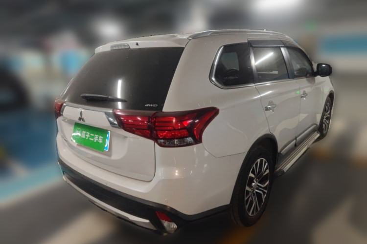 Used Mitsubishi Outlander 2016 2.4L 4x4 Elite Edition 7-Seater Exterior 5