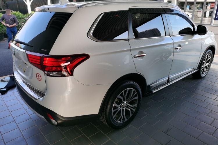 Used Mitsubishi Outlander 2016 2.4L 4x4 Elite Edition 7-Seater Exterior 5