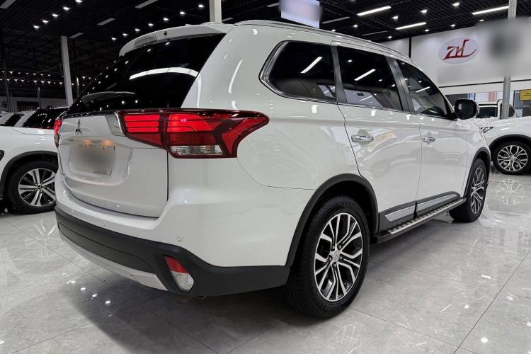 Used Mitsubishi Outlander 2016 2.4L 4x4 Elite Edition 7-Seater Exterior 5