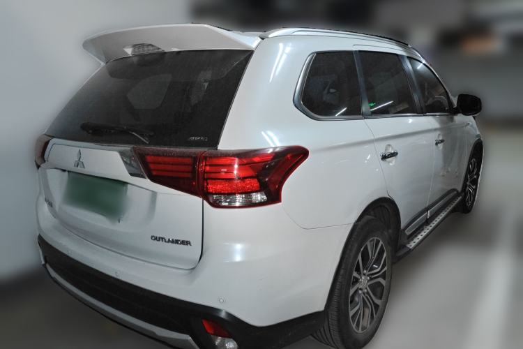 Used Mitsubishi Outlander 2016 2.4L 4x4 Luxury Edition 7-Seater Exterior 5