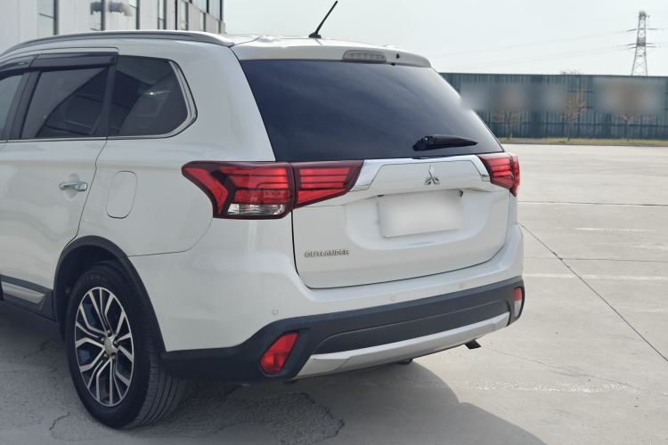 Used Mitsubishi Outlander 2016 2.4L 4x4 Elite Edition 5 Seats Exterior 5
